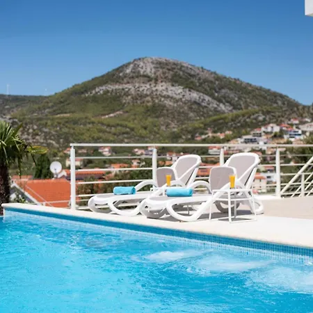 Paloma Blanca 4-bedroom With Sea Views Villa
