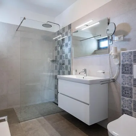 Villa Paloma Blanca 4-bedroom With Sea Views