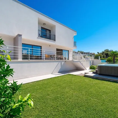 New! Paloma Blanca 4-bedroom With Sea Views * Seget Vranjica