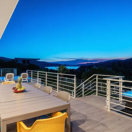 Villa Paloma Blanca 4-bedroom With Sea Views Seget Vranjica