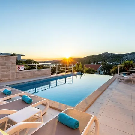 Paloma Blanca 4-bedroom With Sea Views Villa