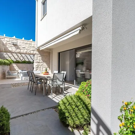 Villa New! Paloma Blanca 4-bedroom With Sea Views *