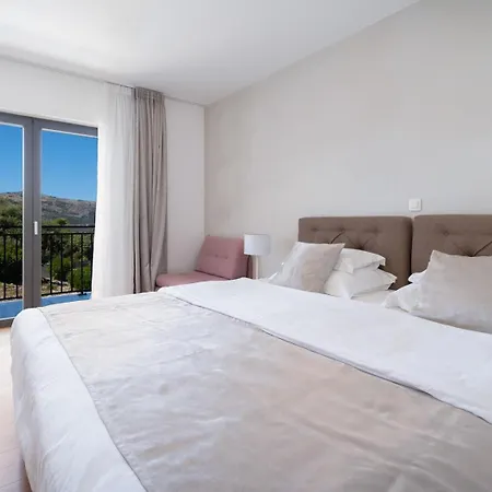 Villa New! Paloma Blanca 4-bedroom With Sea Views *