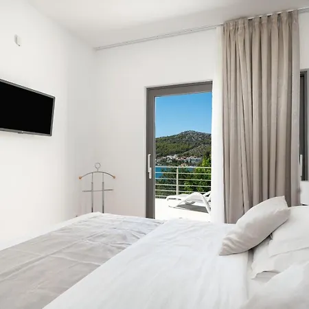 New! Paloma Blanca 4-bedroom With Sea Views *