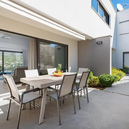 Paloma Blanca 4-bedroom With Sea Views