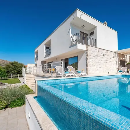 Villa New! Paloma Blanca 4-bedroom With Sea Views *