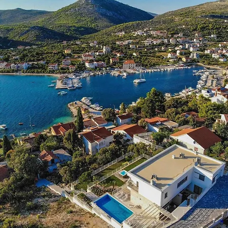 Paloma Blanca 4-bedroom With Sea Views
