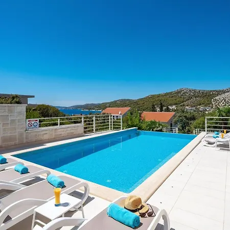 Villa Paloma Blanca 4-bedroom With Sea Views