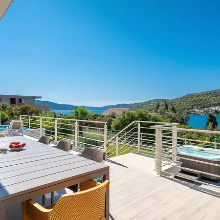 Villa New! Paloma Blanca 4-bedroom With Sea Views *