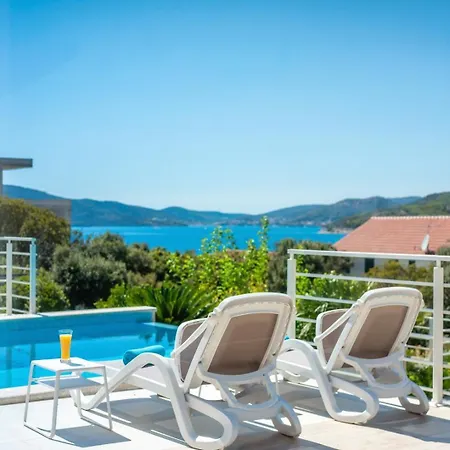 Paloma Blanca 4-bedroom With Sea Views