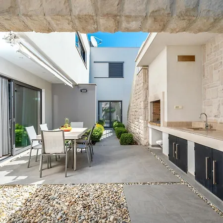 New! Paloma Blanca 4-bedroom With Sea Views Villa