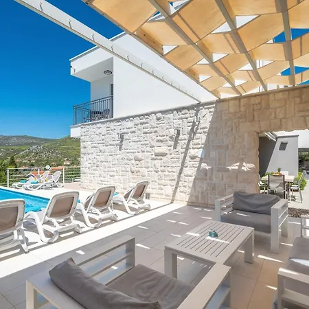 New! Paloma Blanca 4-bedroom With Sea Views