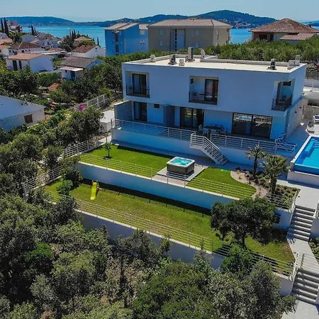 New! Paloma Blanca 4-bedroom With Sea Views Villa