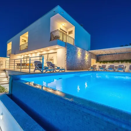 Paloma Blanca 4-bedroom With Sea Views Villa